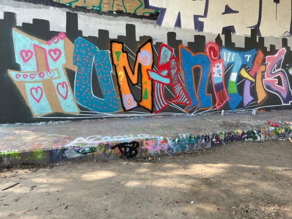 Humanitas in Graffiti op buiten muur