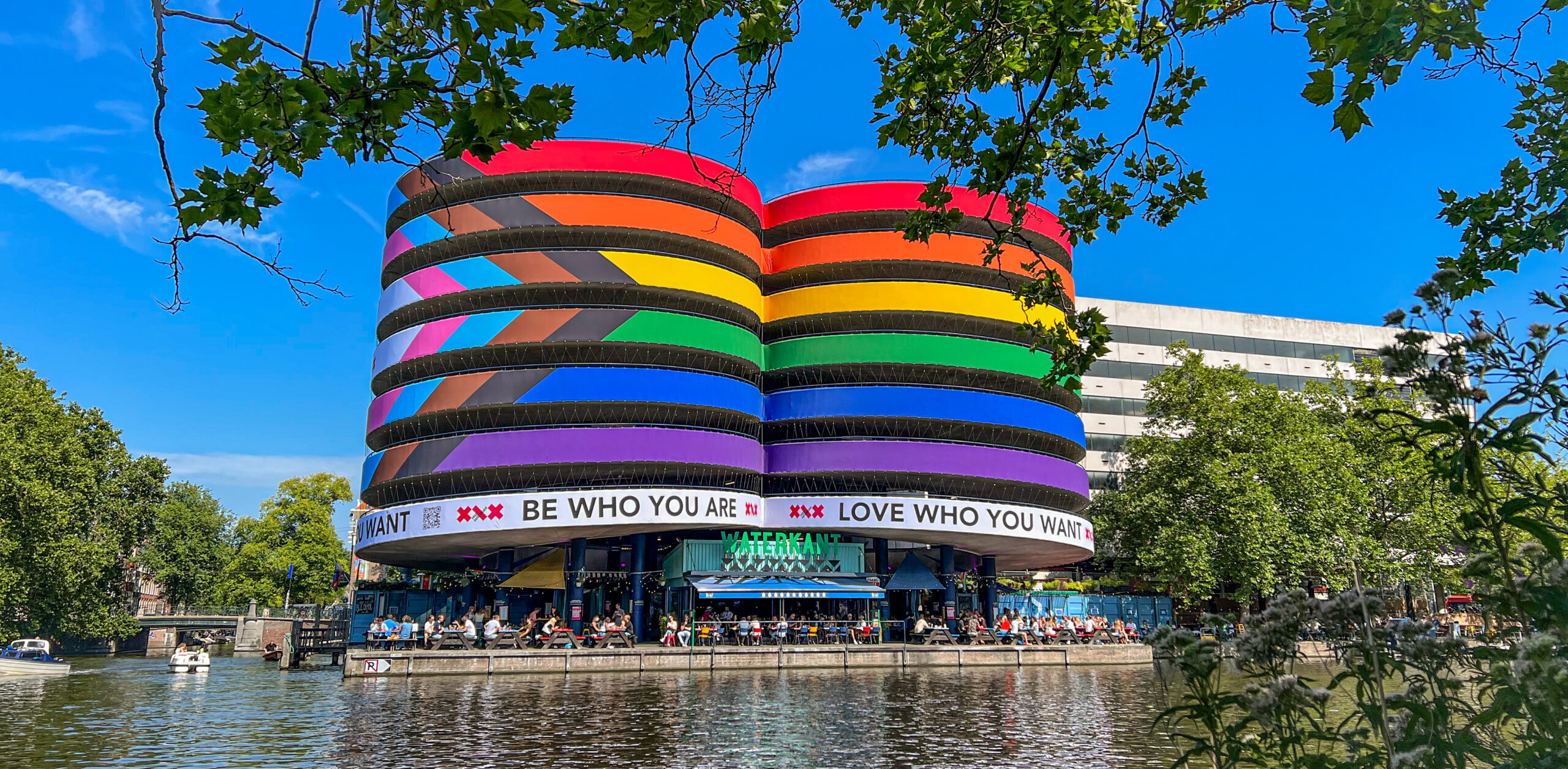 Pride vlag op parkeergarage in Amsterdam